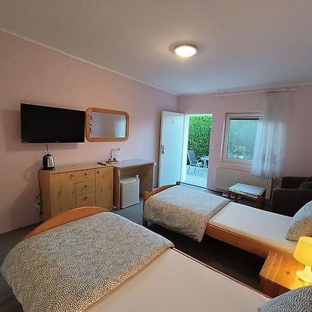 Cozy Room With Garden In Pressburg Exterior foto