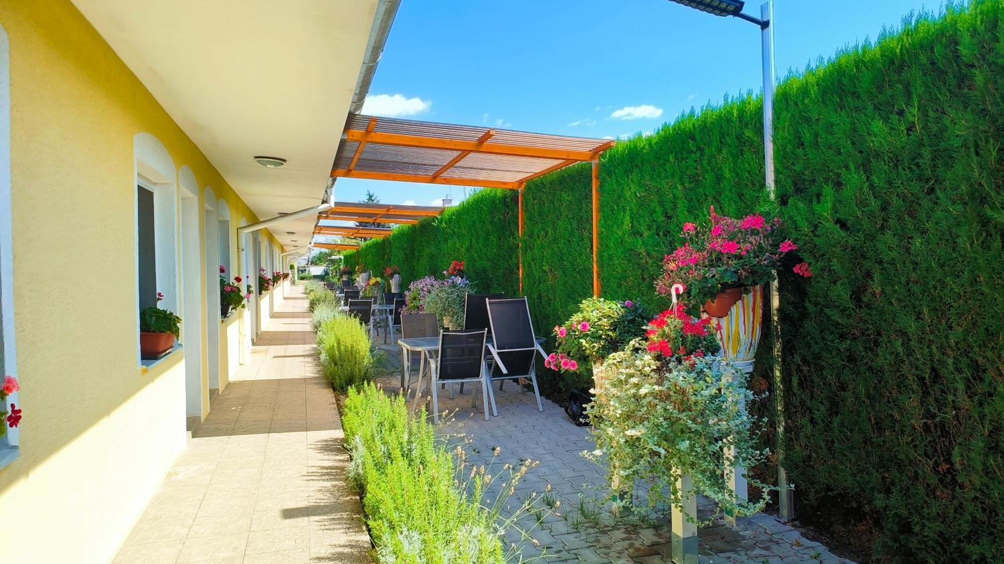 Cozy Room With Garden In Pressburg Exterior foto