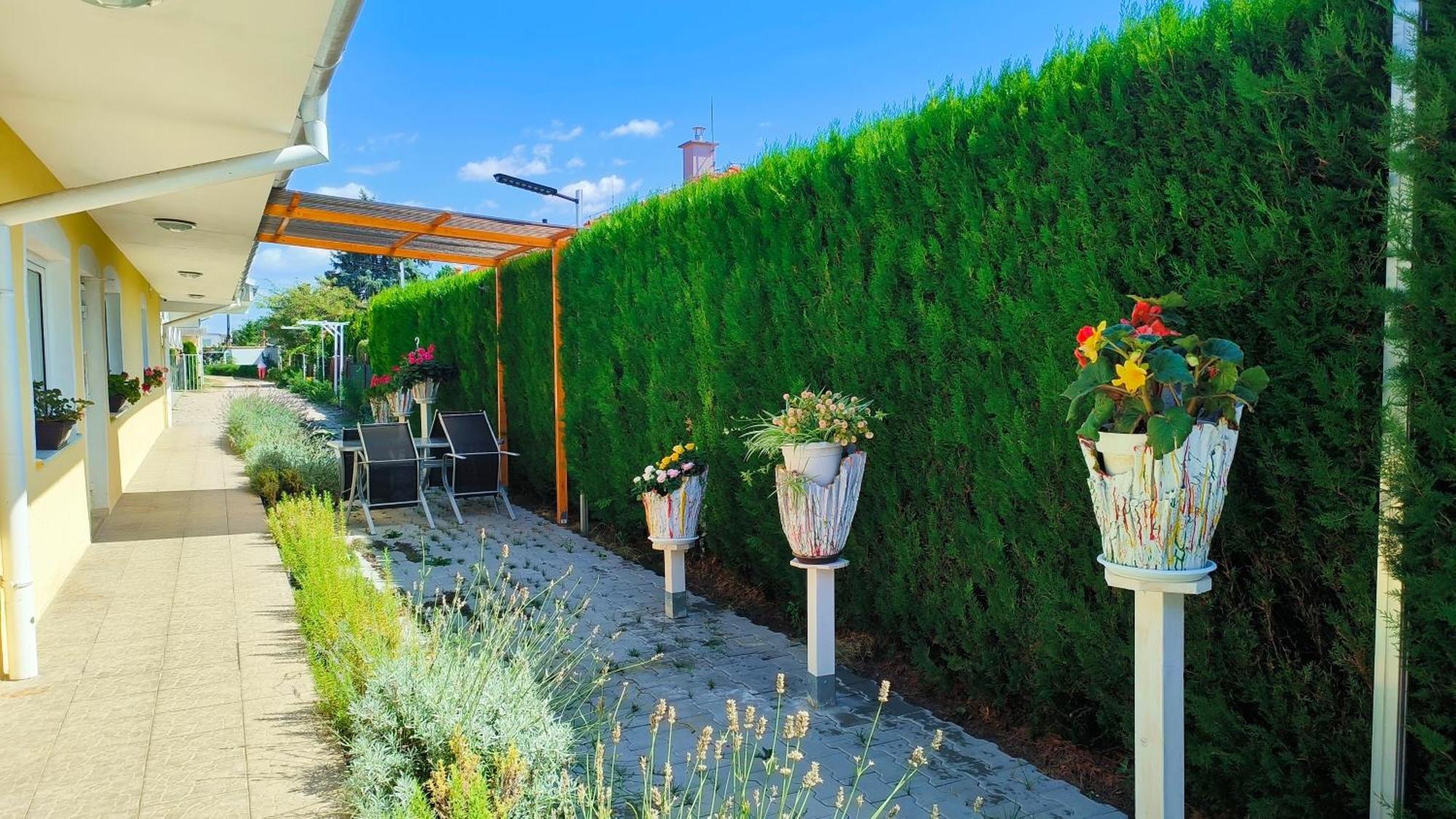 Cozy Room With Garden In Pressburg Exterior foto